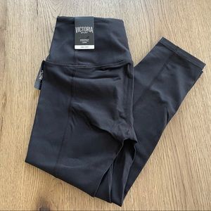 VS Knockout Capri Legging